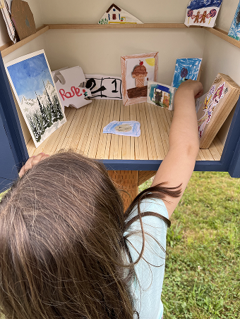 Person viewing mini gallery